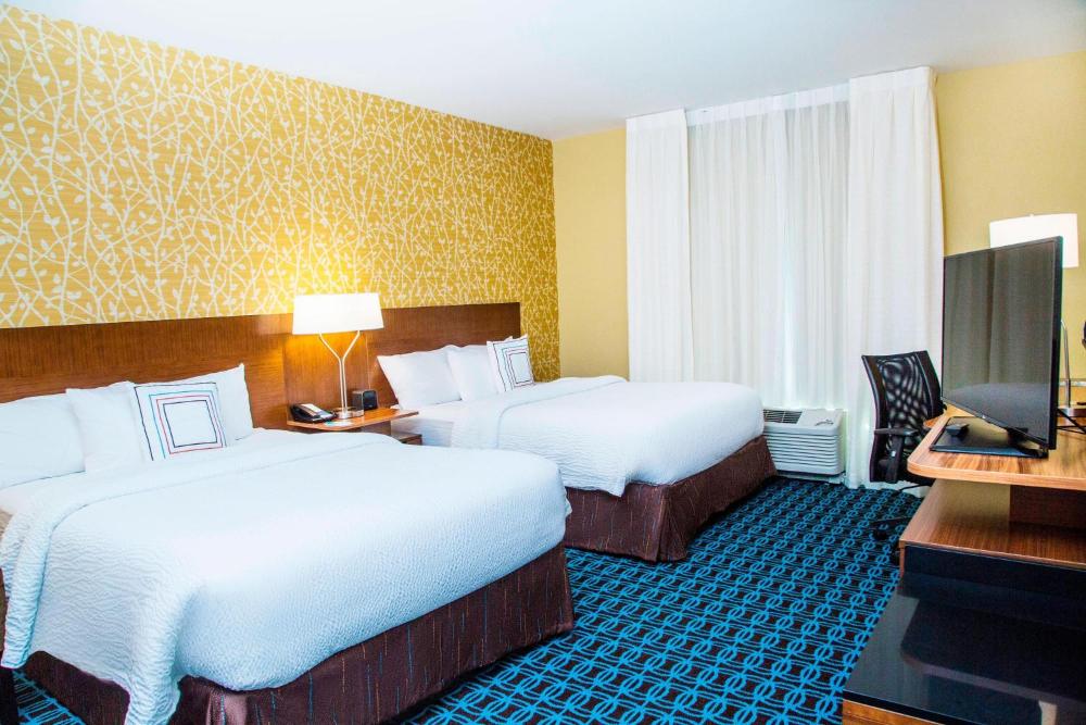 Queen Room with Two Queen Beds - Hearing Accessible interior